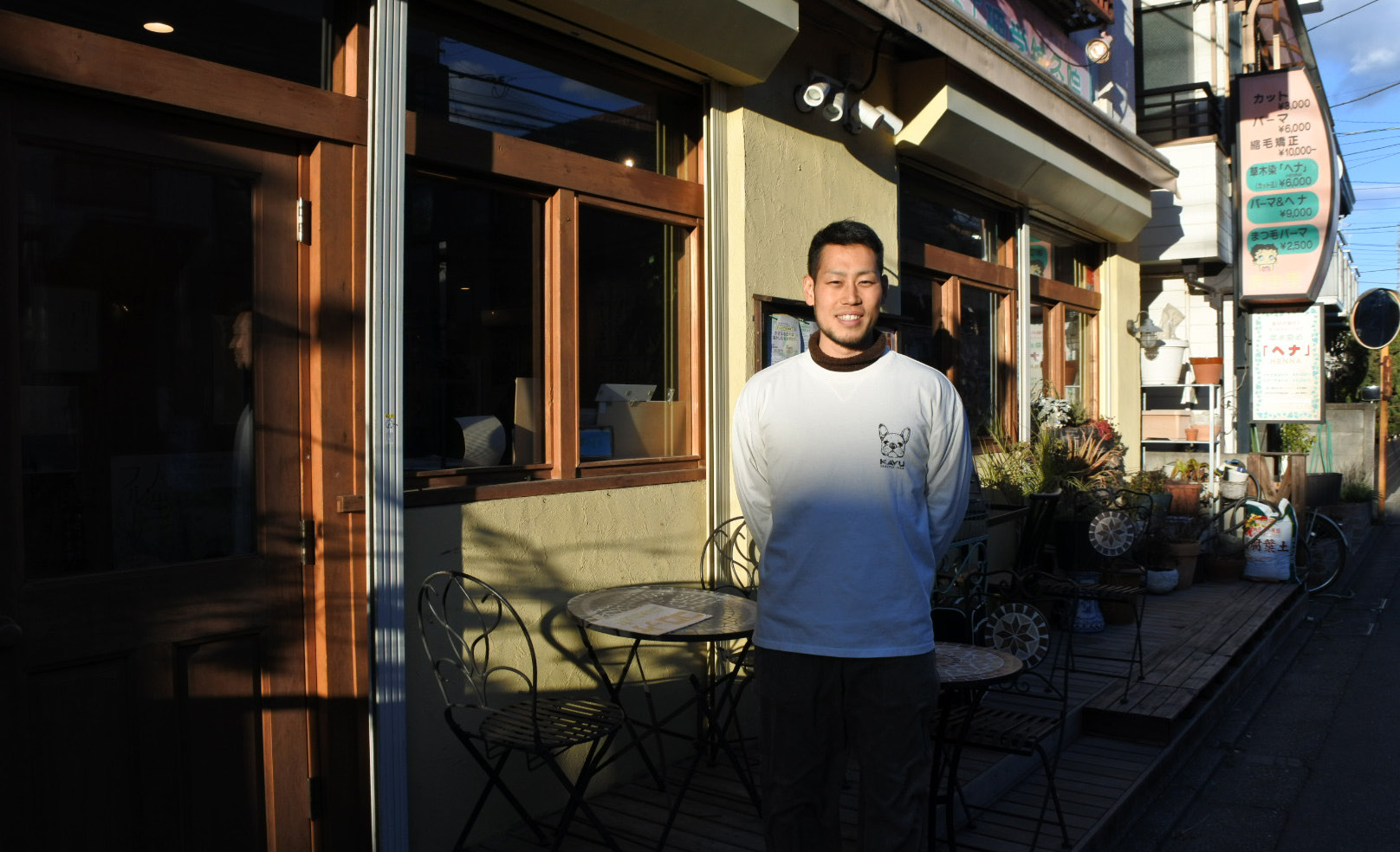 POSTOの店先に立つ運営者