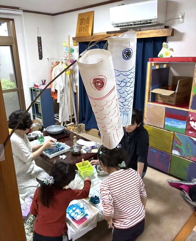 トビバコで創作を楽しむ子どもたち